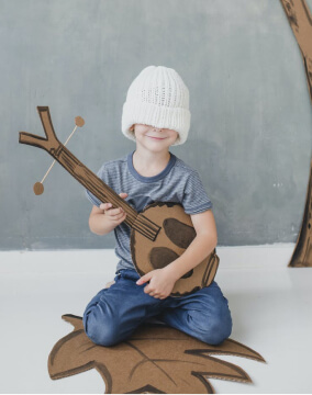 Jeune enfant jouant de l'instrument